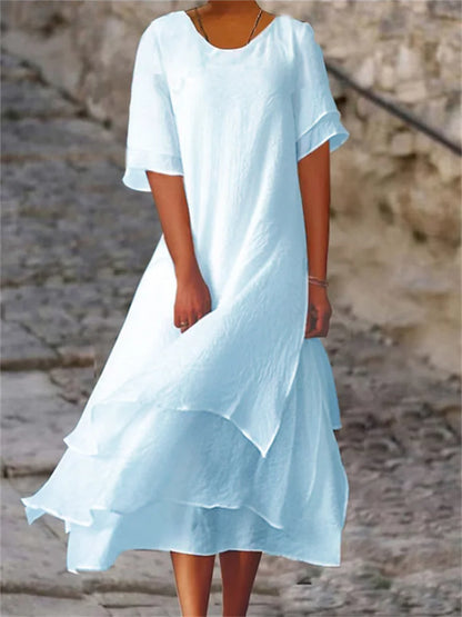 Kurzärmliges Kleid mit Schlitz und doppellagigem Design sowie Rundhalsausschnitt
