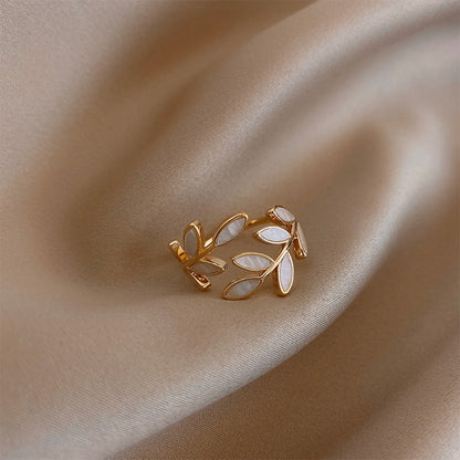 Pure - Anello Foglia in Opale Bianco Elegante