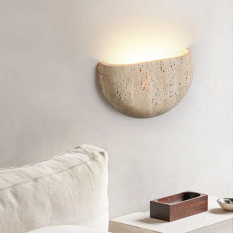 Ishi | Wabi-Sabi Travertijn Wandlamp – Wabi-Sabi Design van Natuursteen met Subtiele Glans