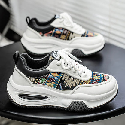 Zanvero Sneaker mit Schnürung und profilierter Gummisohle – Freizeitschuh mit gestickten Details