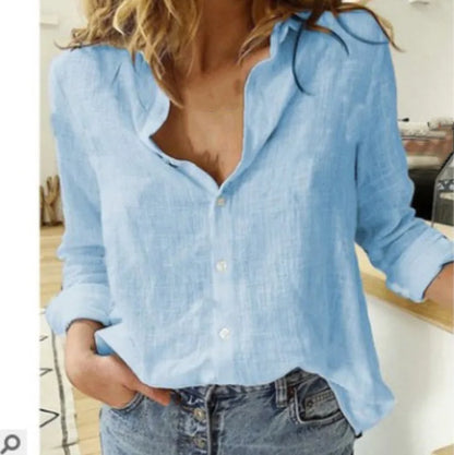 Femme portant une chemise en lin bleu clair et un jean décontracté, style mode décontractée, intérieur lumineux.