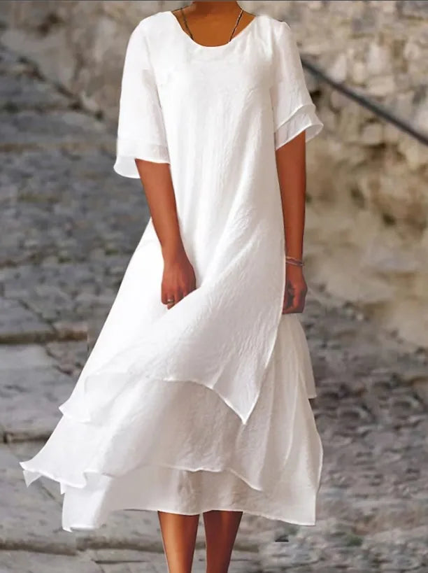 Kurzärmliges Kleid mit Schlitz und doppellagigem Design sowie Rundhalsausschnitt