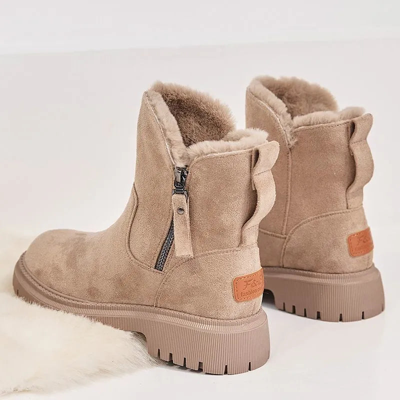 Bottes d'hiver en daim beige avec doublure en fourrure, fermeture éclair latérale et semelle épaisse antidérapante, idéales pour temps froid.