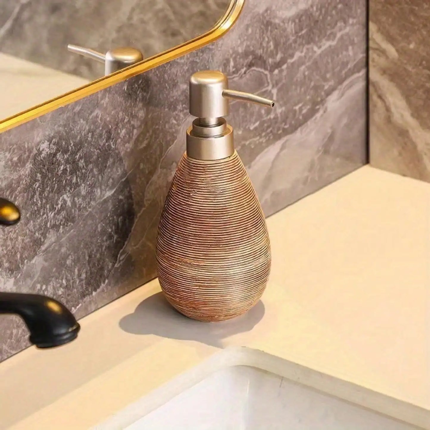 CeramicaVintage Heritage Pump Dispenser – Retro Ceramic Refillable Soap Bottle for Kitchen & Bathroom | Classic Farmhouse & Timeless Décor