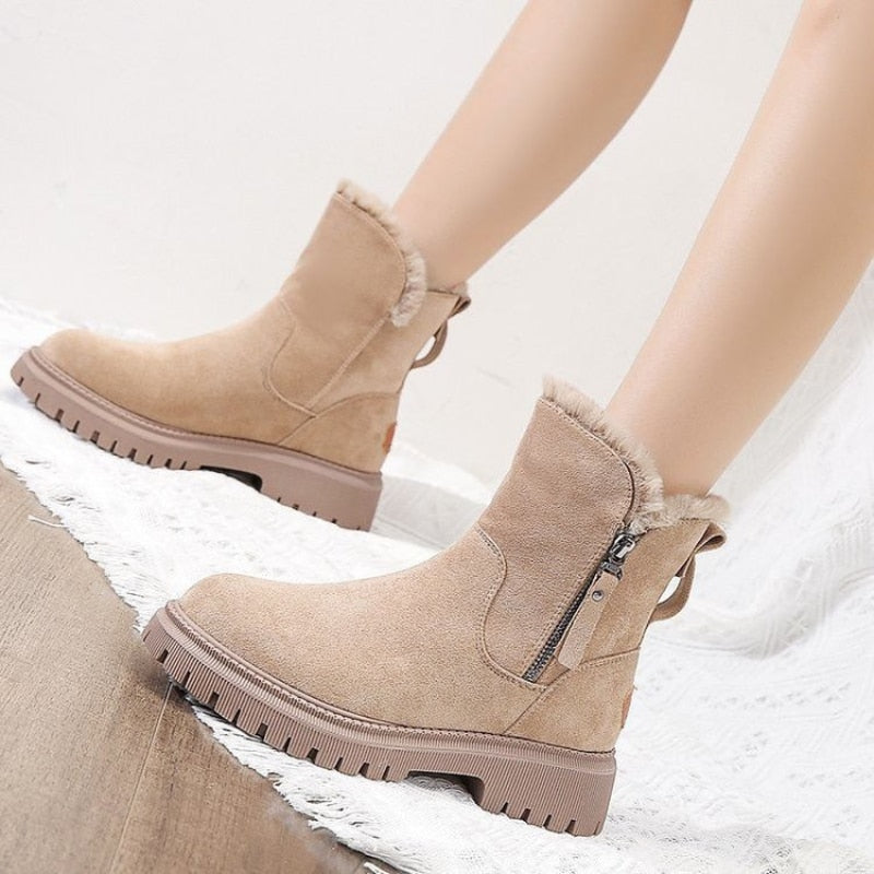 Bottes d'hiver en daim beige avec doublure en fourrure, fermeture éclair latérale et semelle épaisse antidérapante, parfaites pour la mode hivernale.