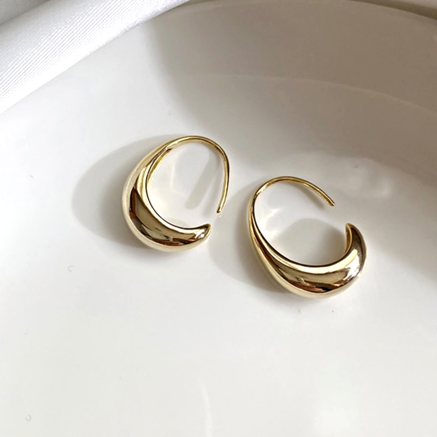 Elegantni uhani – Zlati, prefinjen dodatek