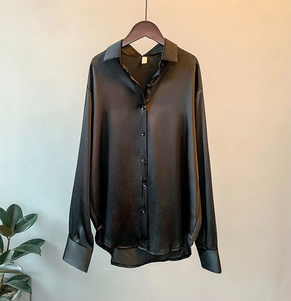 Luksuriøs silkebluse til kvinder med klassisk snit og elegant finish