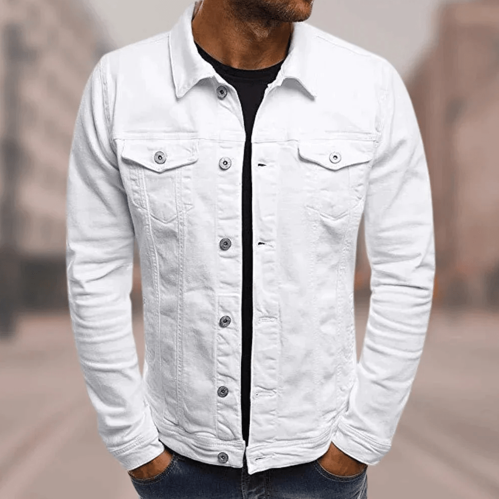 Homme portant une veste en jean blanche, manches longues, avec boutons, sur fond urbain flou. Mode masculine, style décontracté, tendance.