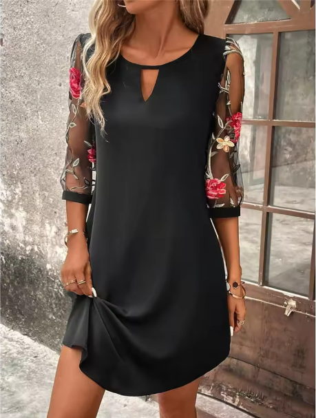 Elegant dress with a V-neckline and eye-catching sleeves