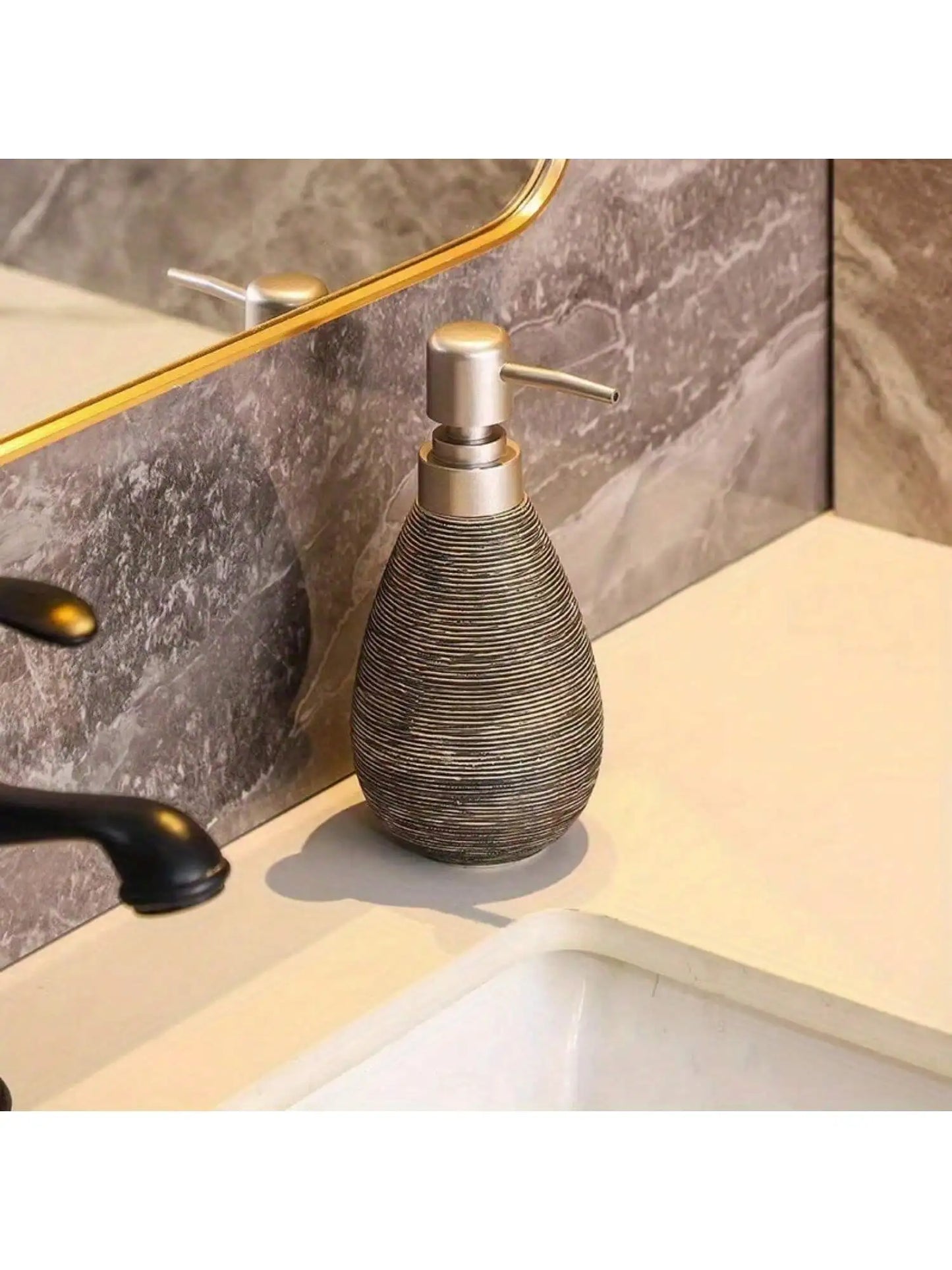 CeramicaVintage Heritage Pump Dispenser – Retro Ceramic Refillable Soap Bottle for Kitchen & Bathroom | Classic Farmhouse & Timeless Décor