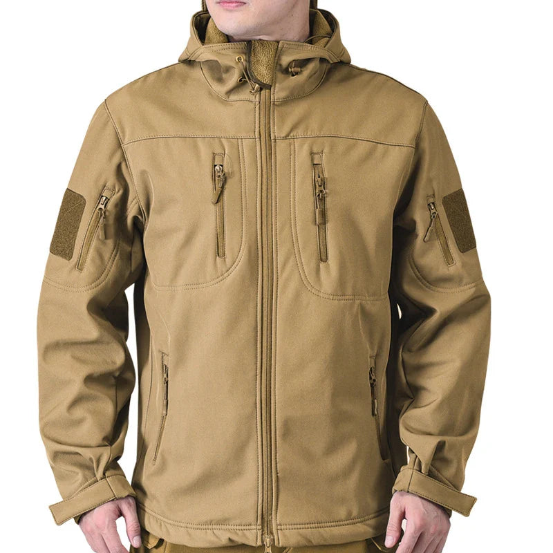 Brun softshell jakke til mænd med hætte, lynlåse og lommer. Vandafvisende og vindtæt design, ideel til udendørs aktiviteter og friluftsliv.