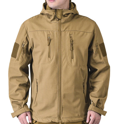 Brun softshell jakke til mænd med hætte, lynlåse og lommer. Vandafvisende og vindtæt design, ideel til udendørs aktiviteter og friluftsliv.