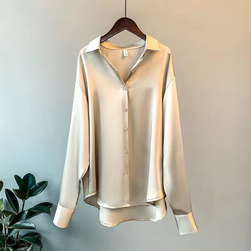 Luksuriøs silkebluse til kvinder med klassisk snit og elegant finish