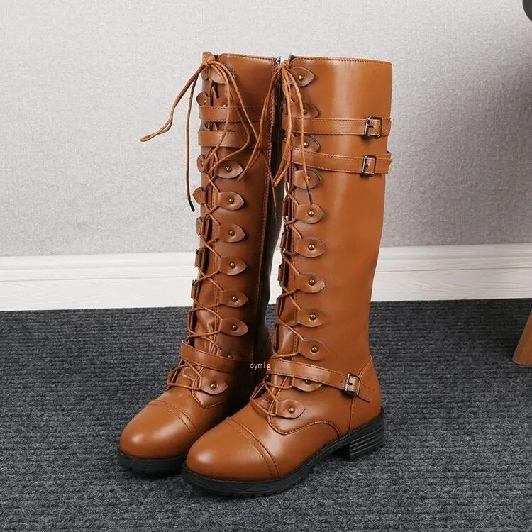 Braune kniehohe Damenstiefel mit Schnürung, quadratischem Absatz, modisch, aus Leder.