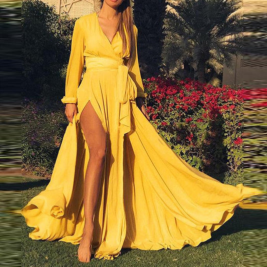 Elise – Robe longue intemporelle à col en V profond et manches longues