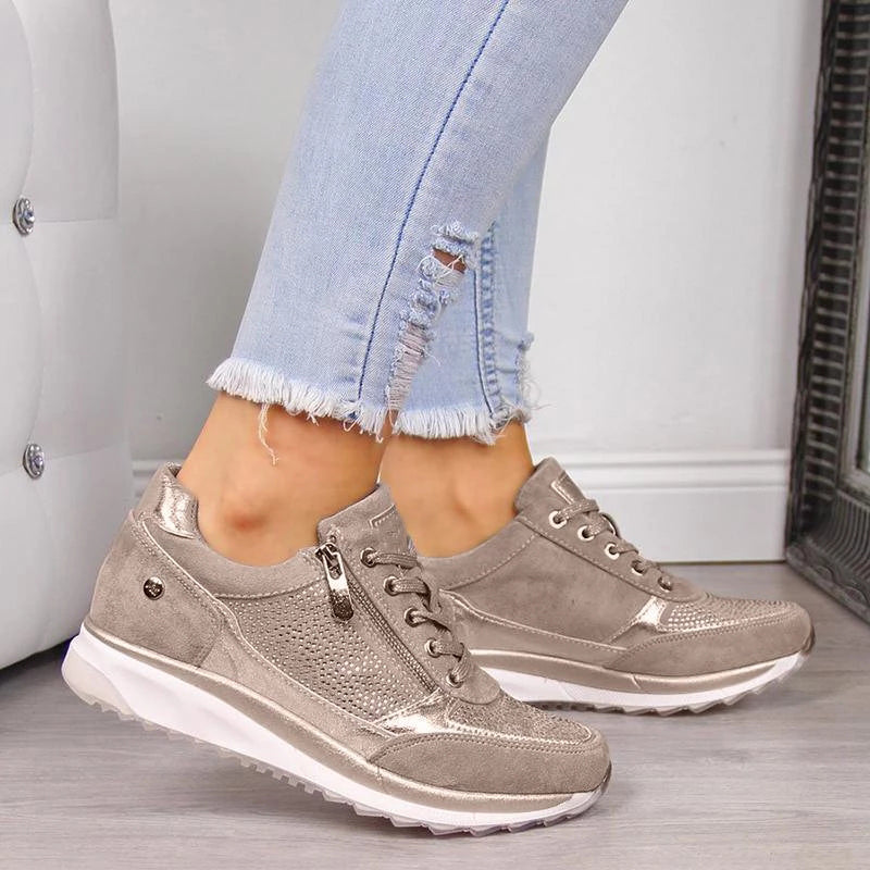 Jeans déchirés et baskets beiges élégantes pour femme, style décontracté, sur fond intérieur moderne. Mode féminine, chaussures tendance.