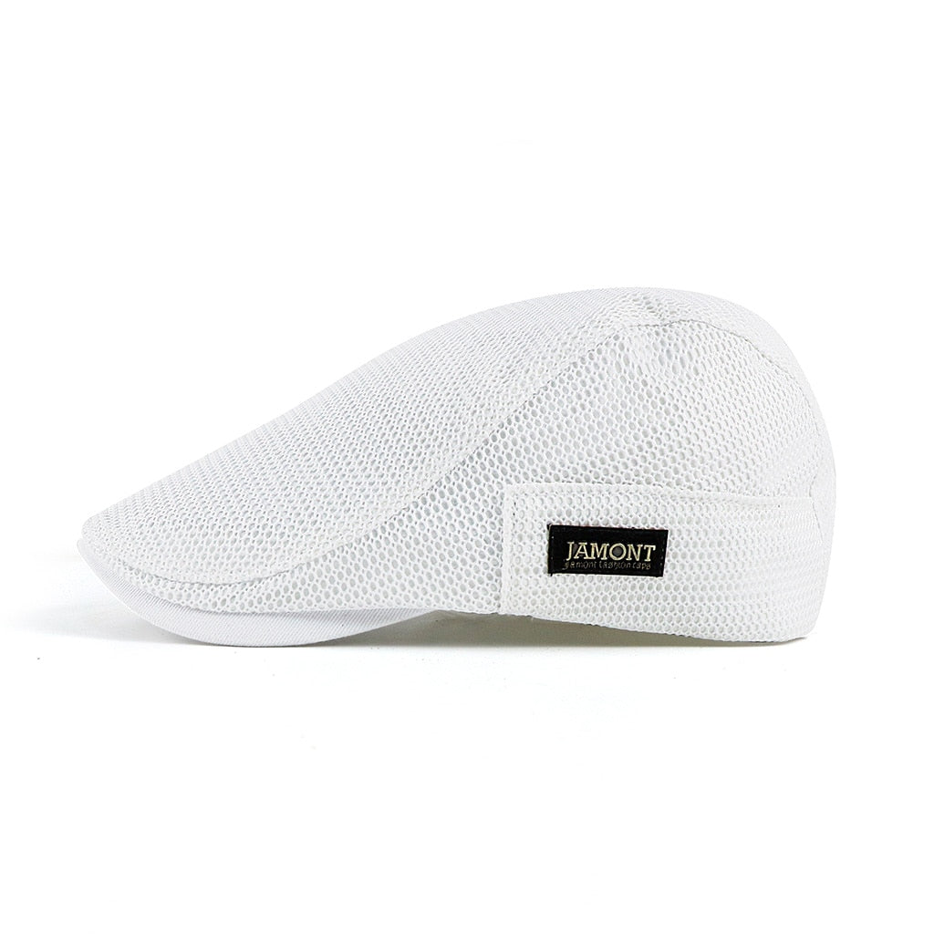 Casquette plate blanche en maille respirante, étiquette "Jamont" sur le côté. Accessoire de mode élégant pour homme, style rétro et chic.