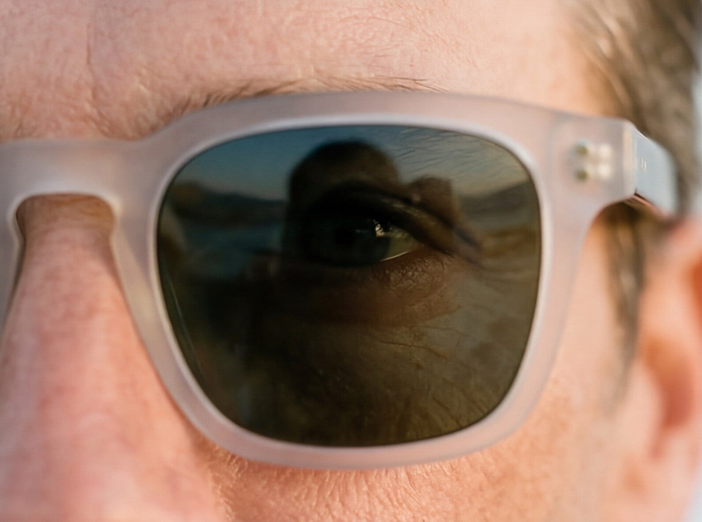 Stylish Retro Sunglasses with Polarized Lenses and UV Protection