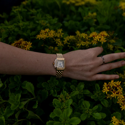 Montre Femme Carrée au Style Élégant et Moderne