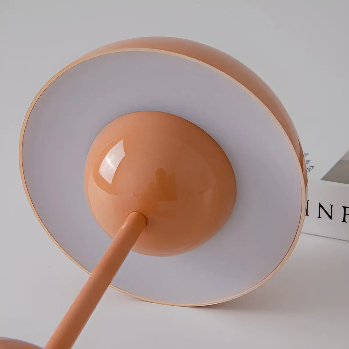 Elegant Skandinavisk Bordlampe med Justerbart Lys