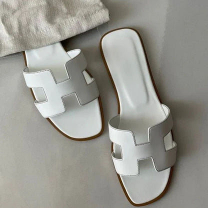 Weiße Ledersandalen mit breitem Riemen, flachem Absatz, modisch, bequem, Damen-Sommerschuhe.