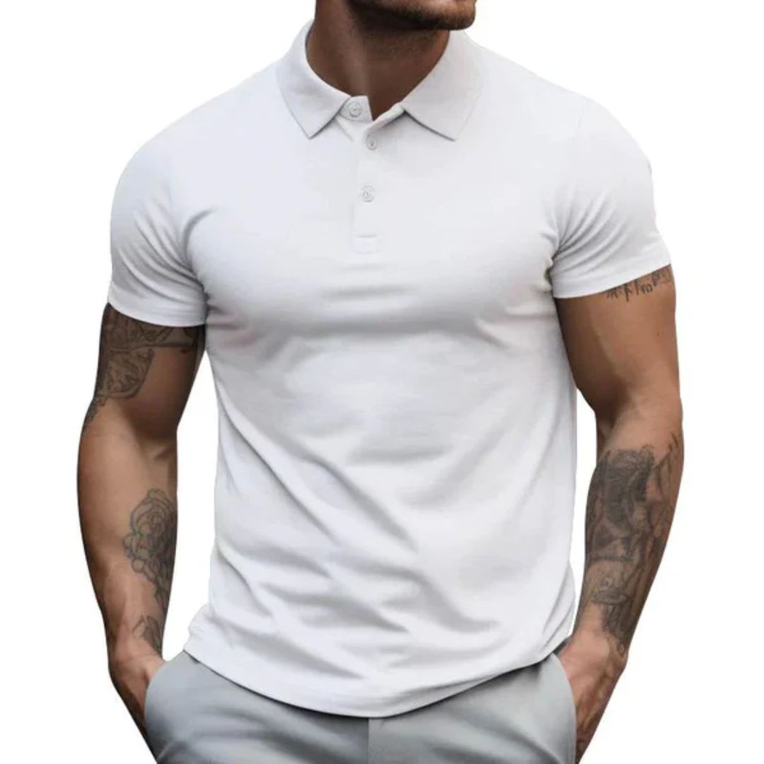 Mann in weißem Polohemd, muskulös, tätowiert, lässige Mode, Herrenbekleidung, Sommerlook.