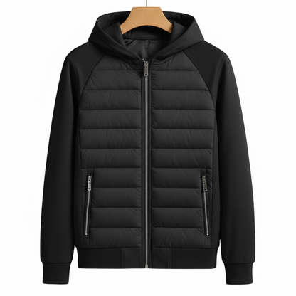 Sort hættetrøje med lynlås, quiltet forside og sidelommer. Moderne design, velegnet til efterår og vinter. Komfortabel og stilfuld beklædning.