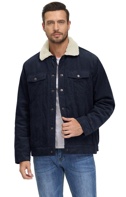 Mand iført mørkeblå jakke med hvid pelskrave og jeans. Stilfuld herremode, vinterjakke, casual look. Perfekt til køligt vejr.