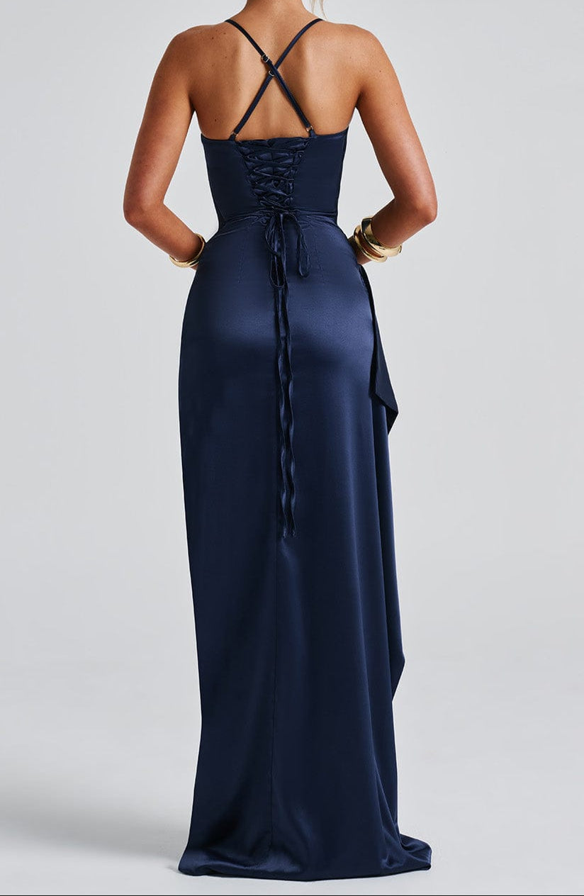 Inès – Robe maxi de soirée bleu marine à fines bretelles avec fente haute et taille froncée femme