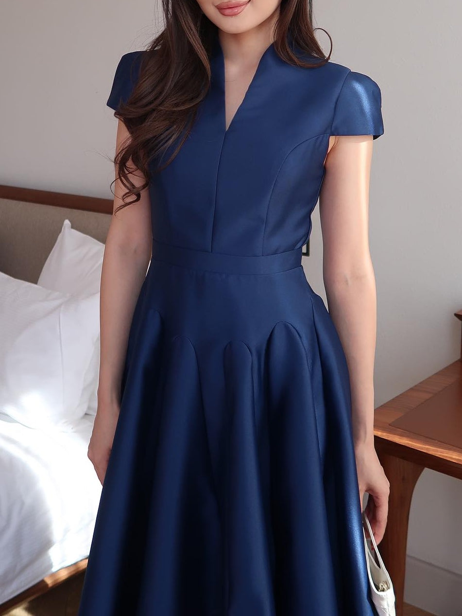 Elegant Long Dress in Navy Blue with V-Neck Collar