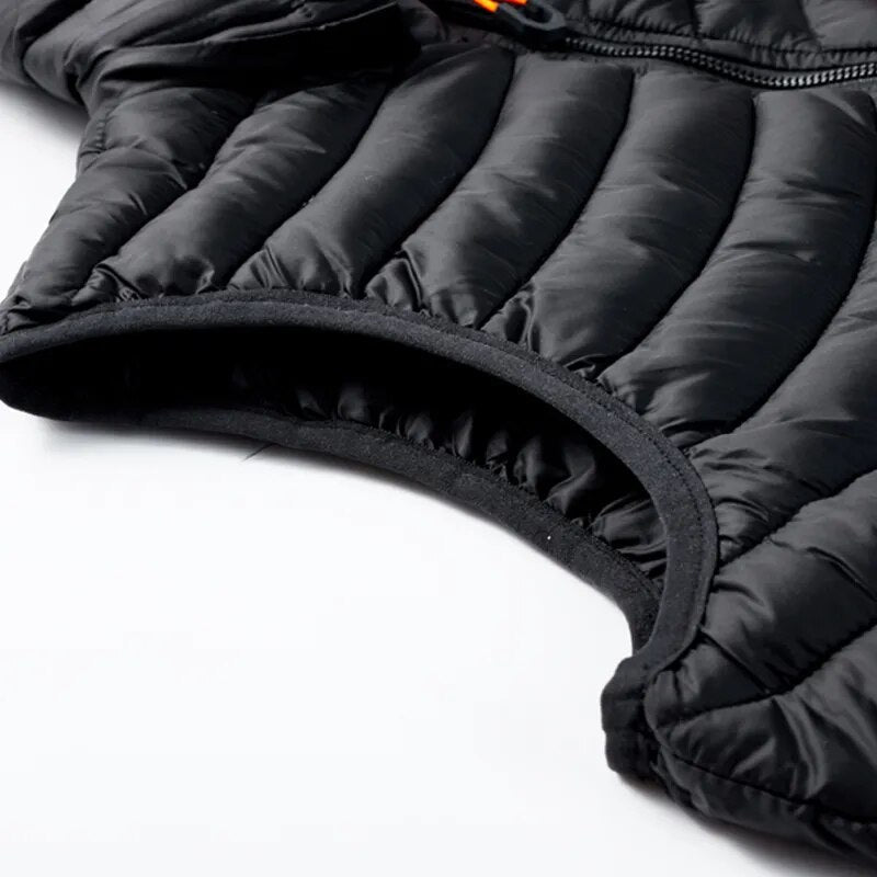 Gros plan d'une veste matelassée noire avec fermeture éclair, tissu imperméable et coutures renforcées. Mode hiver, vêtement chaud et isolant.