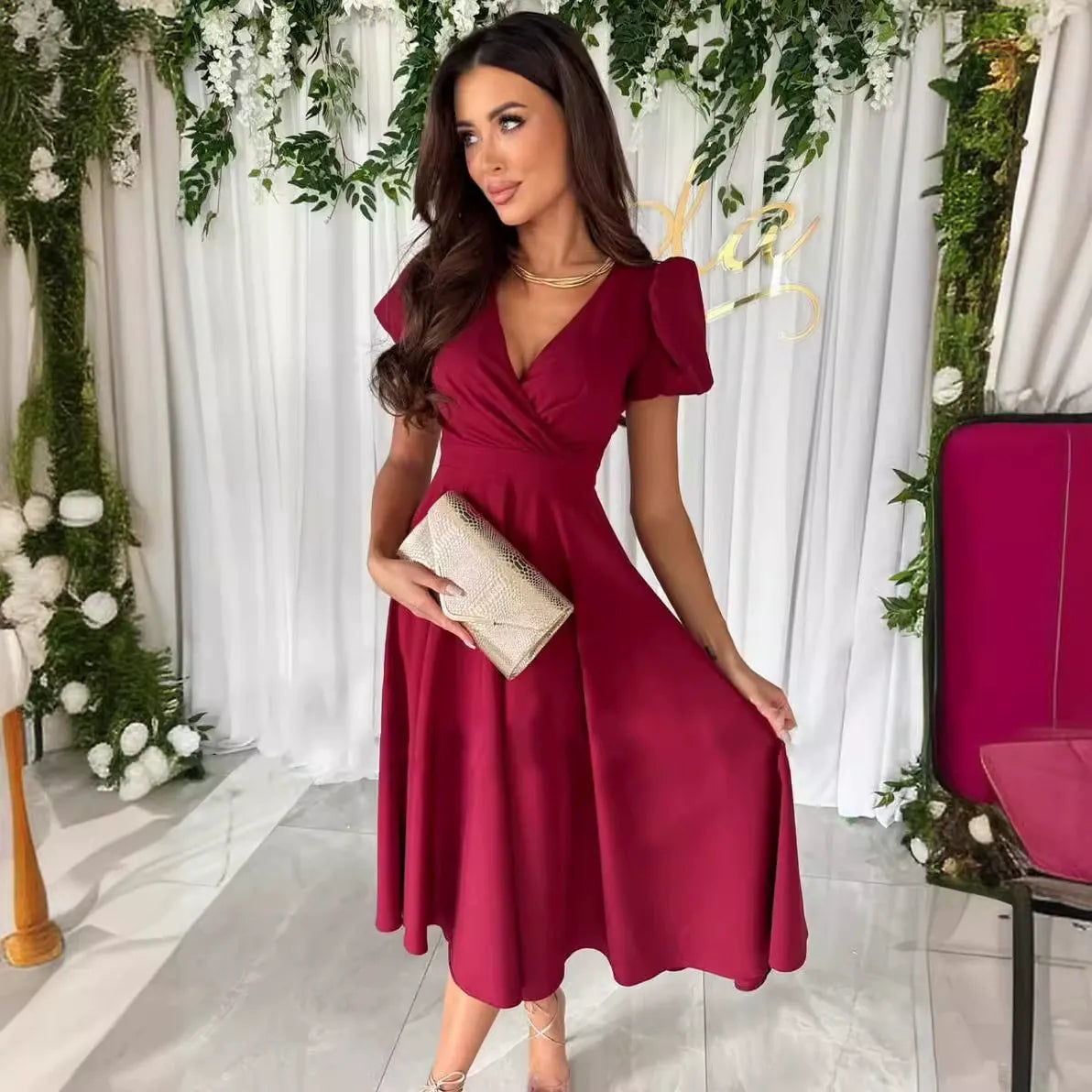Elegante abito midi plissettato da donna – Abito aderente con scollo a V e maniche corte
