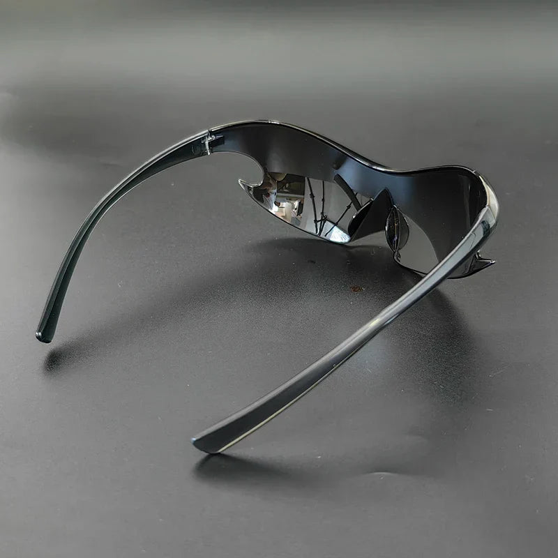 Zonnebril heren | Sport zonnebril met spiegelglas en wrap design