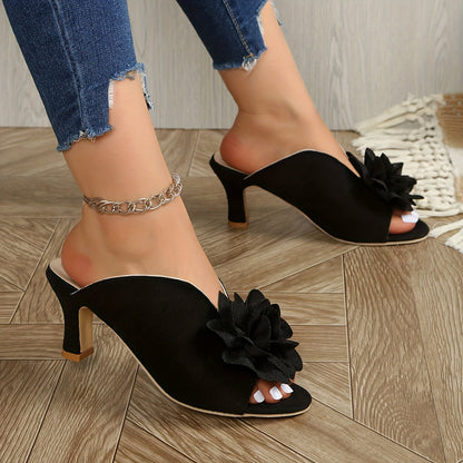 Valenia | Feminine Sandalen mit 3D-Blumenakzent