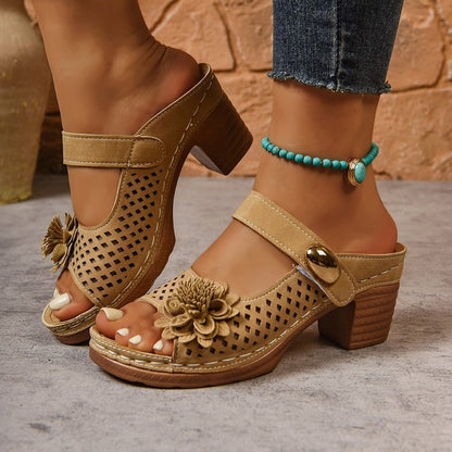 Dissie | Orthopädische Sandalen mit Absatz und Blütenapplikation