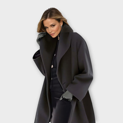 Abrigo oversized con cuello ancho y mangas largas
