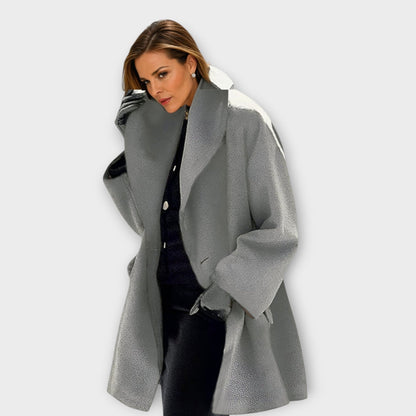 Abrigo oversized con cuello ancho y mangas largas