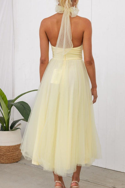 Elegant Maxi Dress with Tulle Details and Halter Neckline - Perfect for a Fairy-tale Look