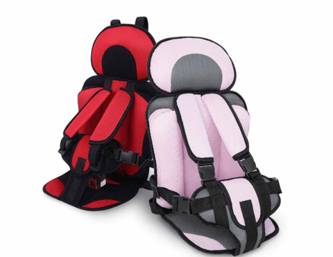 Zwei Kindersitze, rot und rosa, mit Sicherheitsgurten, ergonomisch, für Autos.