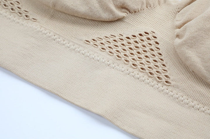 Soutien-gorge beige sans couture, tissu respirant, design alvéolé, lingerie confortable, sous-vêtement féminin, mode intime, détail en gros plan.