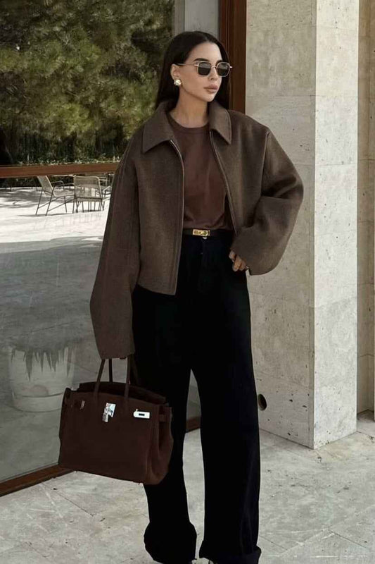 Eleganter kurzer Wollmantel mit Stehkragen, ungegessen, für einen minimalistischen Stil
