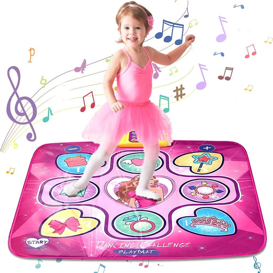 Enfant dansant sur un tapis de jeu musical rose avec motifs colorés, notes de musique flottantes. Tapis interactif pour enfants, danse, musique.