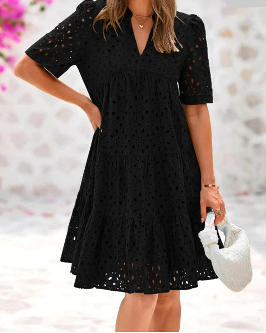 Elegantes Sommerkleid mit Spitzenvolant-Details