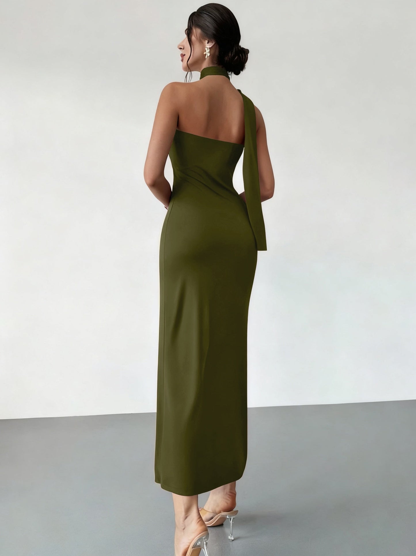 NOIRE™ – Minimalist Halter Bodycon Dress