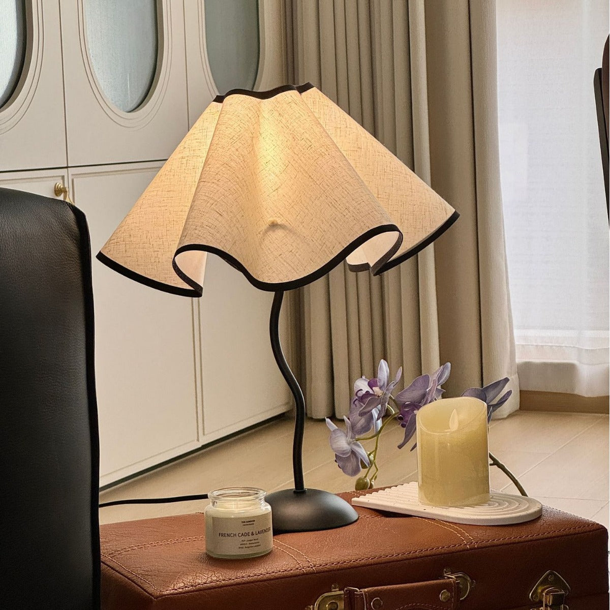 Tischlampe in Blütenblattform Nachttischlampe