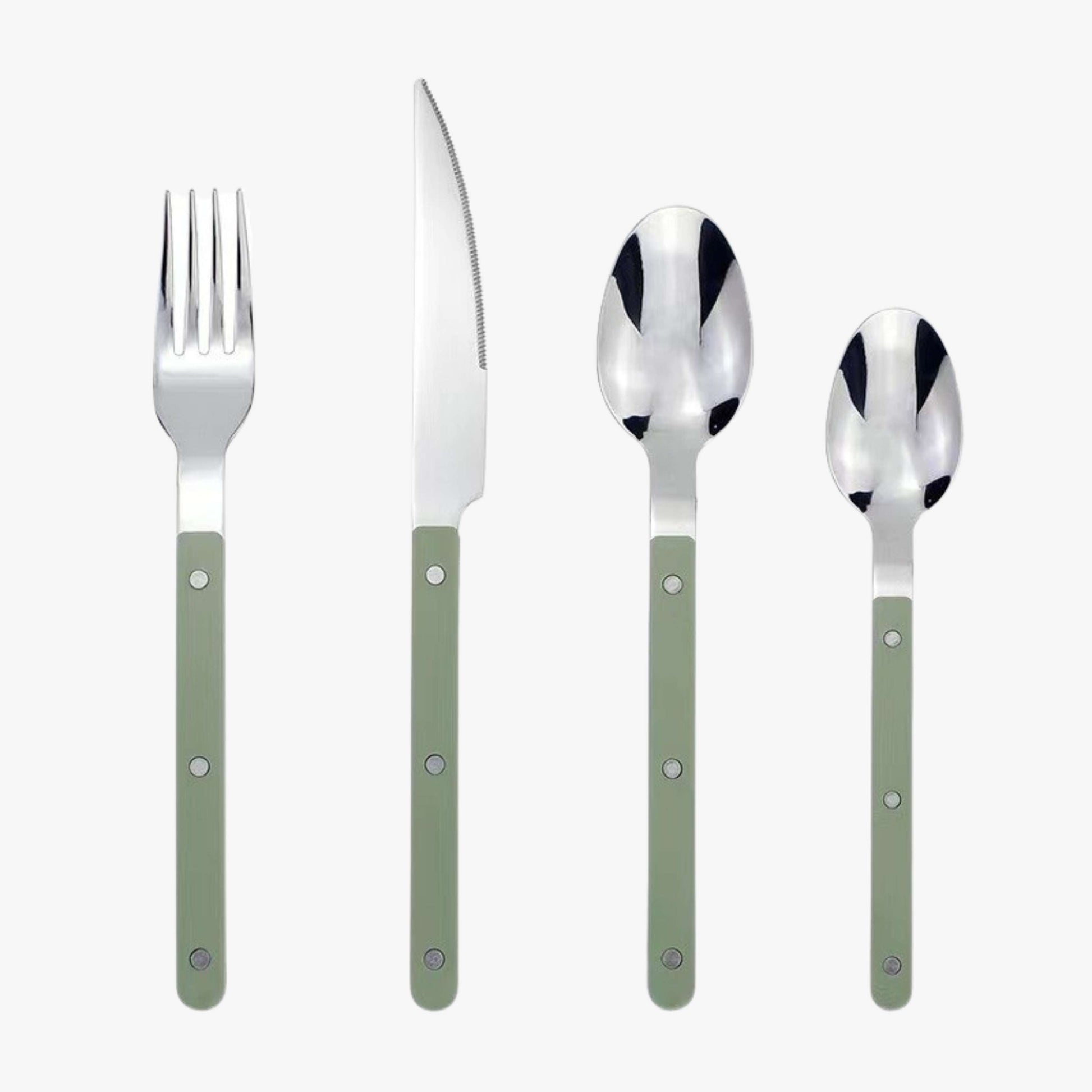 Grønt bestiksæt med gaffel, kniv, spiseske og teske i rustfrit stål og grønne håndtag. Moderne design, ideelt til køkkenindretning.