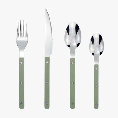 Grønt bestiksæt med gaffel, kniv, spiseske og teske i rustfrit stål og grønne håndtag. Moderne design, ideelt til køkkenindretning.