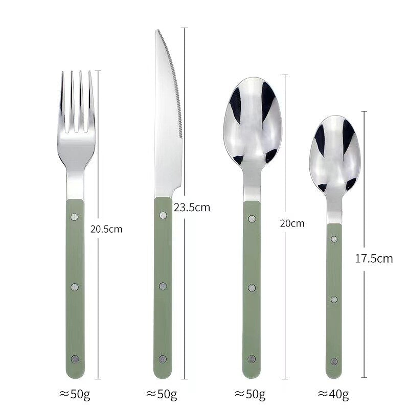 Grønt bestiksæt i rustfrit stål med gaffel, kniv, spiseske og teske. Ergonomisk design, mål og vægt angivet. Perfekt til moderne køkken.