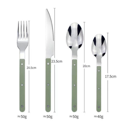 Grønt bestiksæt i rustfrit stål med gaffel, kniv, spiseske og teske. Ergonomisk design, mål og vægt angivet. Perfekt til moderne køkken.