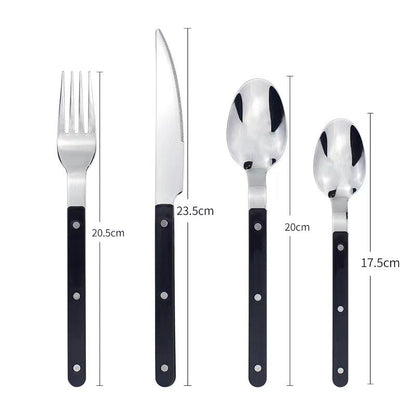 Sæt bestik i rustfrit stål med sorte håndtag, inkluderer gaffel, kniv, spiseske og teske. Mål: 20,5 cm, 23,5 cm, 20 cm, 17,5 cm.